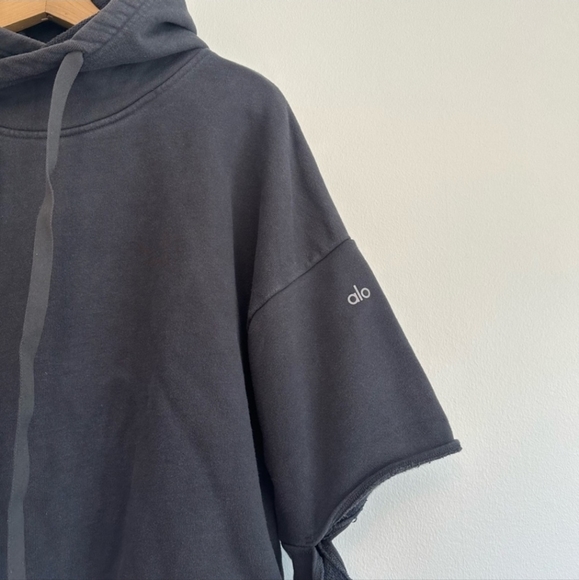 Alo Yoga Peak Cut Out Sleeve Dark Grey Cropped Hoodie Size Medium - Picture 2 of 4
